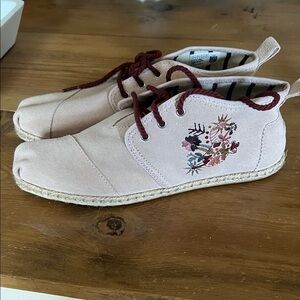 Toms Light Pink Suede Shoes with Embroidery